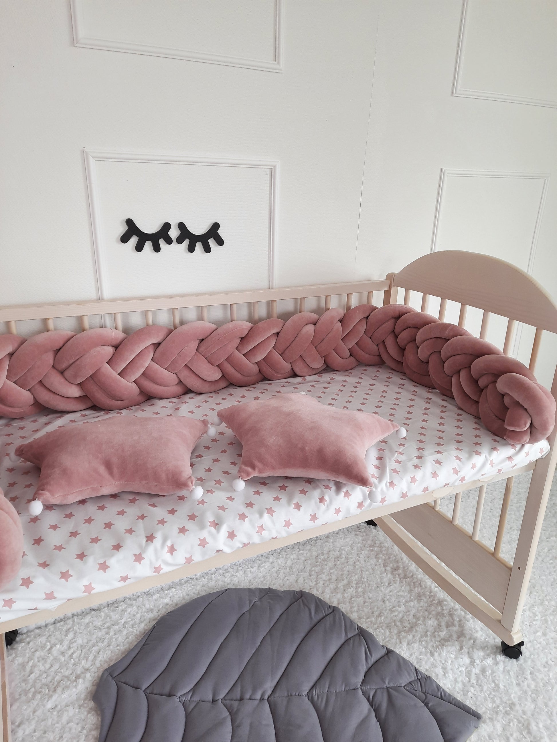 Fresia braided bumper with two star pillows on the crib