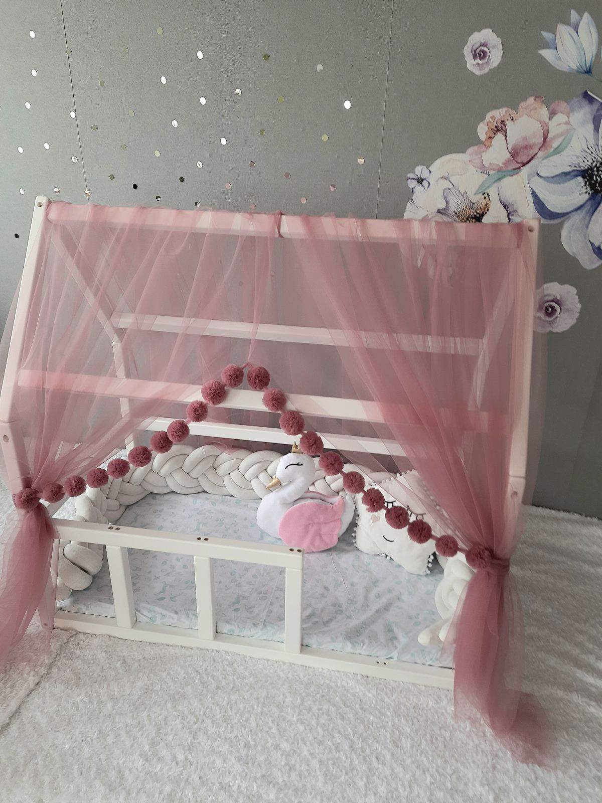 Montessori fresia canopy with pom poms for baby bed