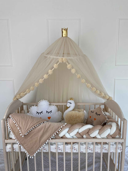 Best crib set for nursery. Canopy, cot bumper, plush pillows and blanket. Cream and white colors. Front side