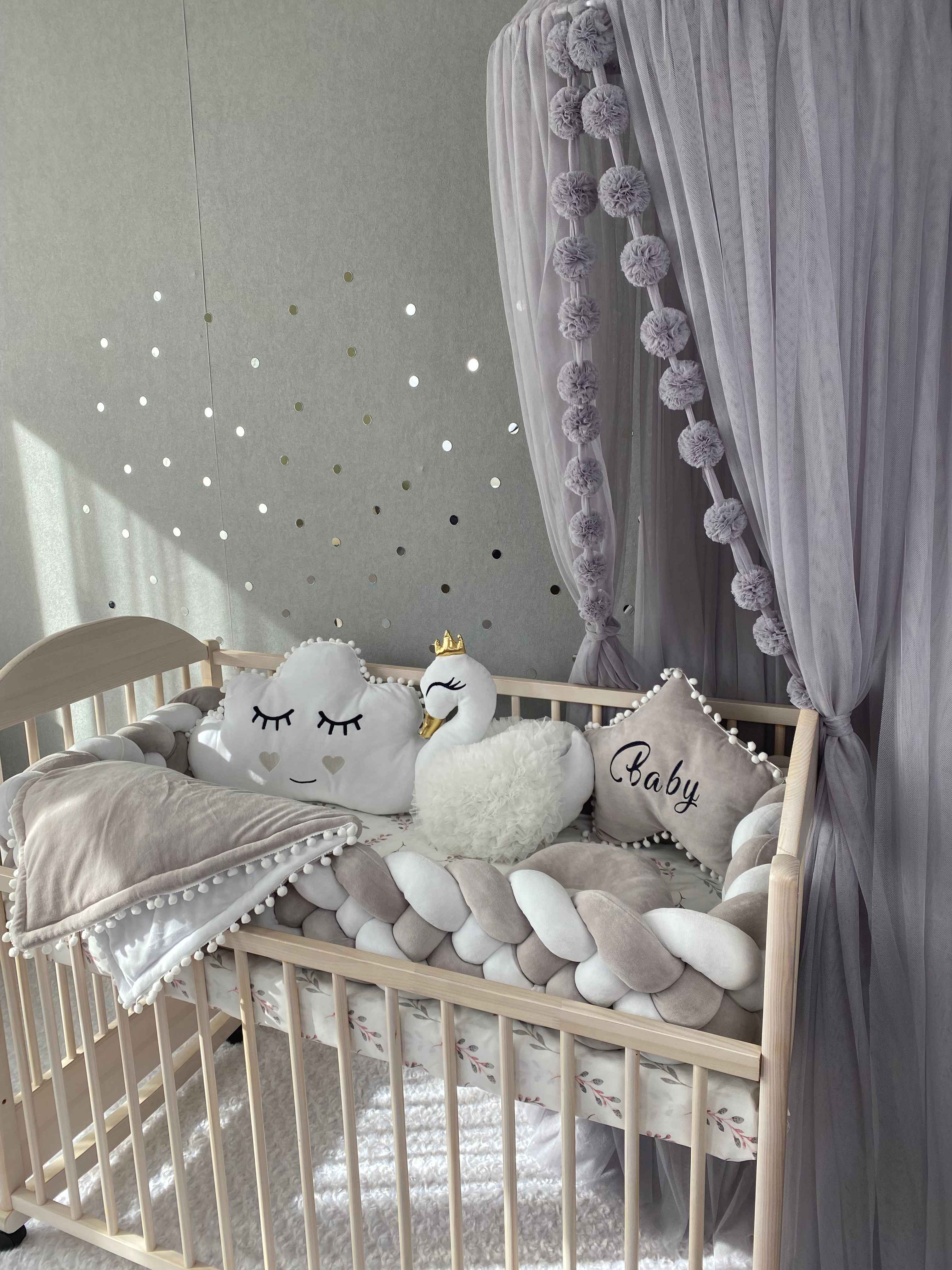 Baby crib with 4 strip bumper, 3 plush pillows, blanket and canopy